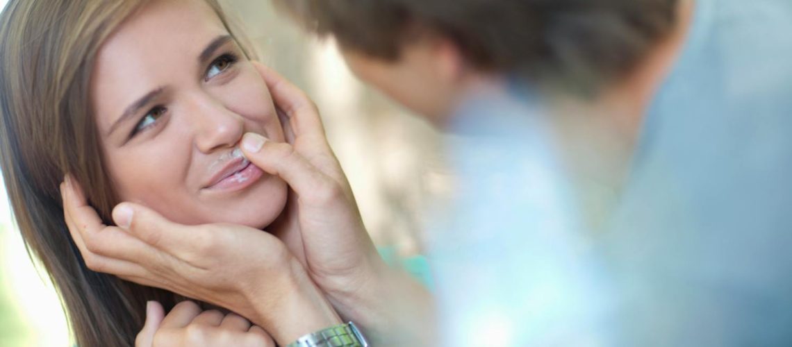 Faire l'amour avec un bouton de fièvre : quels sont les risques ?